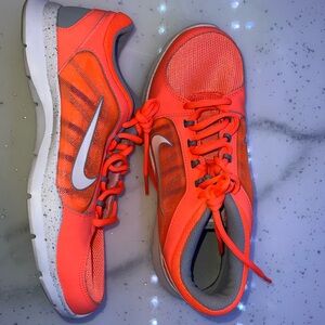 Nike Women Athletic Shoes sz. 8 NEW